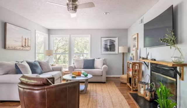 Cheerful Sound Side Condo