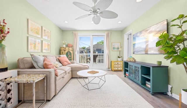 Chic 2BR Private Balcony Beach Gear Included!