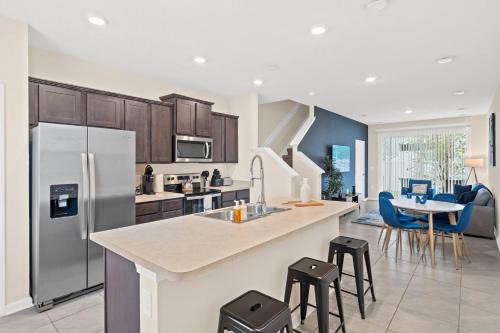 Chic 2BR Townhome close to Downtown and Beaches.