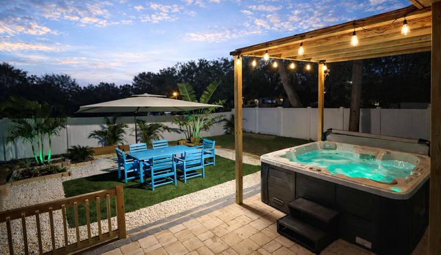 Chic downtown gem-The cocoanut hut , hot tub and bbq night