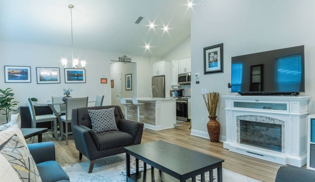 Chic house, 3 bedroom,2 bath, modern, spotless, Game room close to everything!