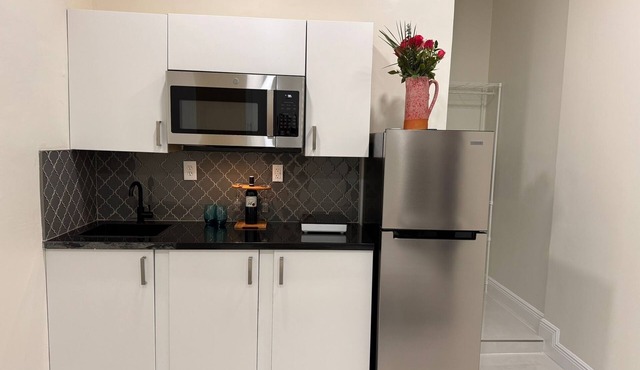 Chic studio in fabulous Miami with AC, WiFi. Enjoy your stay!