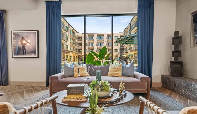 Chic West Downtown Studio w Washer Dryer
