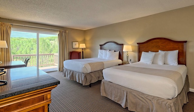 Clayton 1BR/1BA Two Queen Room with Balcony & Pool