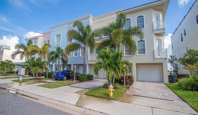 Clearwater Beach 4BR, 4BA with Rooftop, Pool, Gameroom, Elevator. Park and walk!