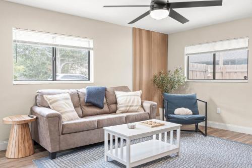 Coastal Bungalow- 5 Minutes to the port!