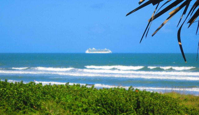 COCOA BEACH ESCAPE IN OCEANFRONT COMPLEX POOL & BEACH ACCESS GROUND FLOOR CONDO