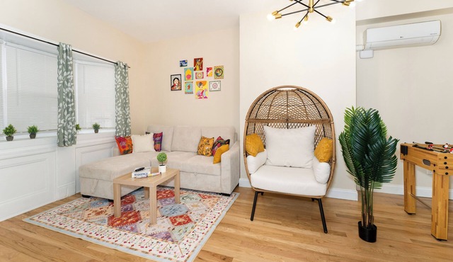 Colorful Cozy Retreat Super Seamless NYC Commute
