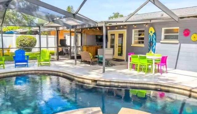 Colorful Tropical Pool Oasis * 5 minutes to Beach
