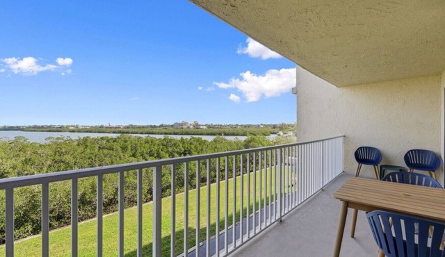 Comfortable 1 Bedroom with Intracoastal Water Views