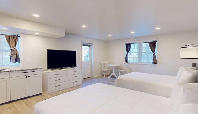 Comfortable Coastal Retreat with Two Queen Beds - Suite Room