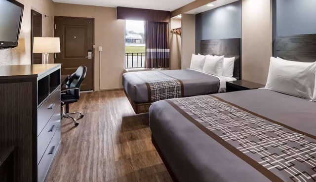 Comfortable Jasper Room Near Dining & Local Attractions + Free Parking & Bfast