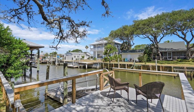 Coral Moon House-2 kitchens, fish, kayak, walk to beach, lots of parking