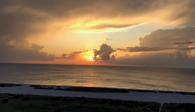 Cozy 1-bedroom beach and Gulf front resort style condo on Sand Key