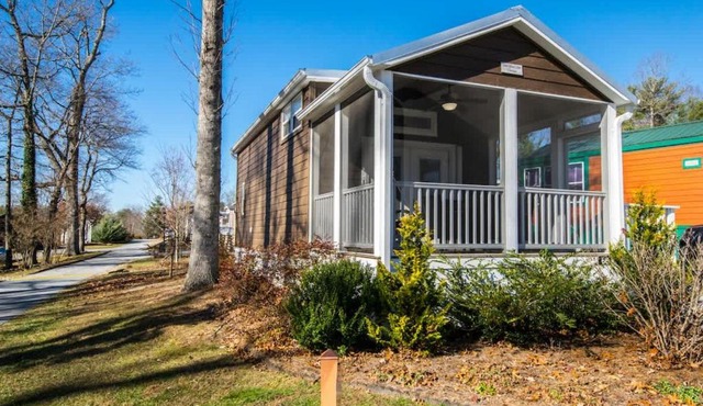 Cozy 1BR Tiny Home with Pool Access and Free Tix