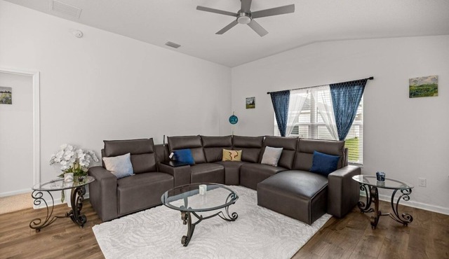 Cozy 2BR Near Eastport Sq. & Middleton | Patio