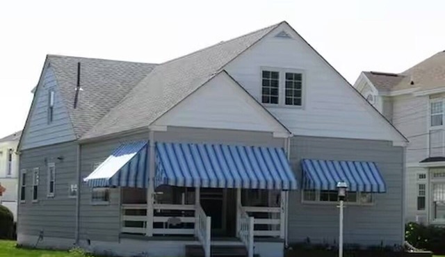 Cozy 4-bedroom house a block away from the beach with A/C.
