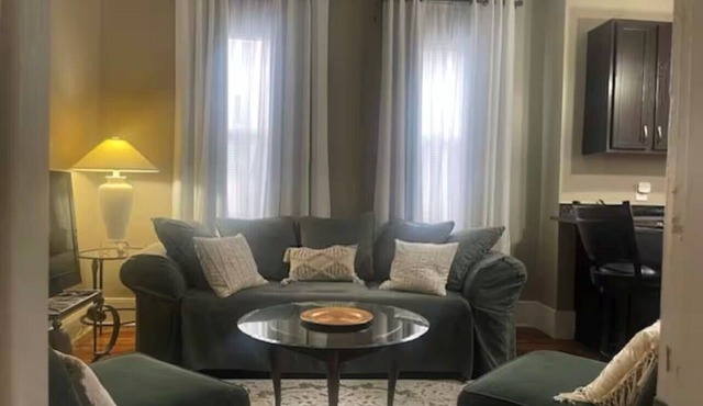 Cozy apartment in charming Mediterranean Spanish Duplex in Historic Hyde Park