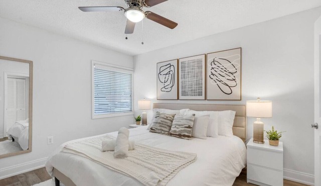 Cozy Bayshore Retreat With Resort Style Pool, Gym and Free Parking in Tampa!