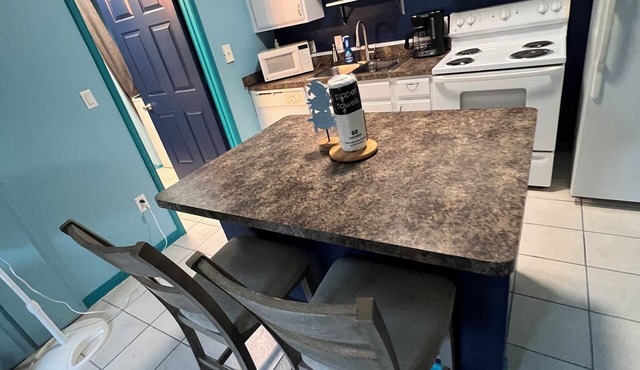 Cozy beach condo w/gated pool-10min drive to Clearwater beach