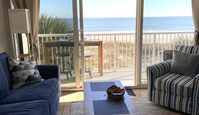 Cozy & Cheerful Oceanfront 2-bedroom condo w/pool