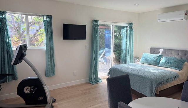 Cozy, clean & bright studio with full kitchen & bath in lovely Pasadena.
