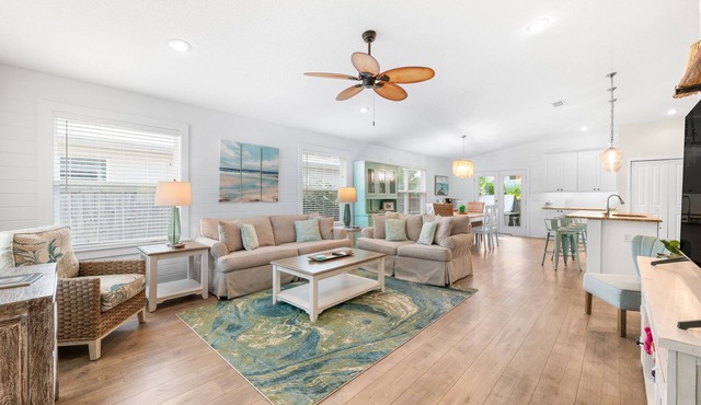 Cozy Coastal Beach Home - Hot Tub! Pets! Bicycles!