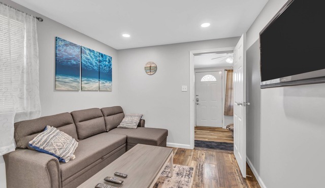 Cozy Coastal Cottage Steps From The Beach, Off Street Parking, Beach Badges