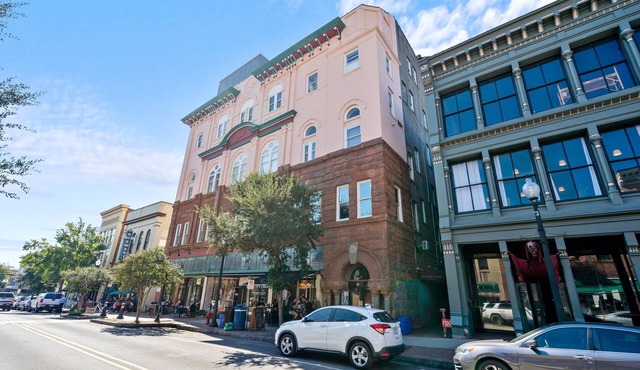Cozy Convenient downtown Condo