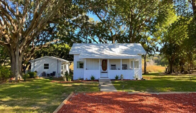 Cozy Cottage Close to Springs + Ocala Forest + Bike Trail Firepit