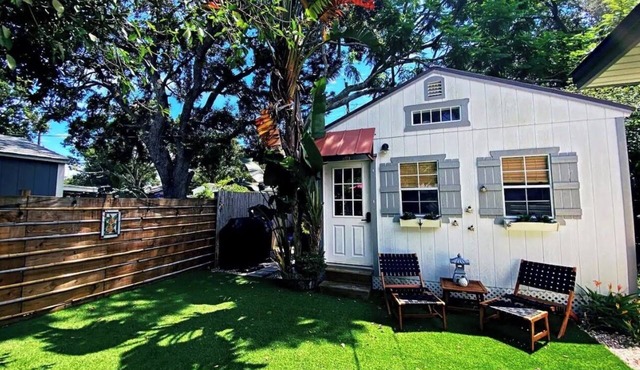 Cozy Cottage in the heart of St. Pete with hot tub- Pets welcome!