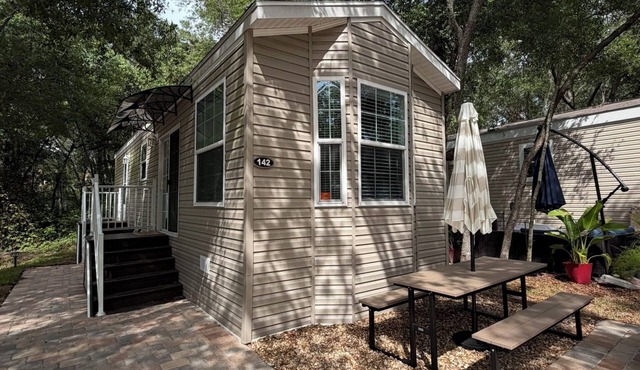 Cozy Cottage located in Sun Retreats Crystal River fully furnished sleeps 6