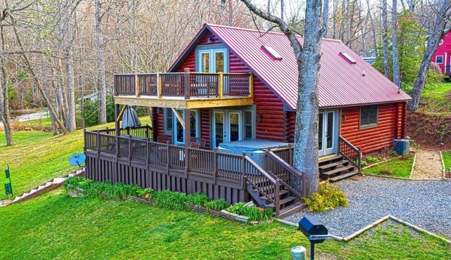 Cozy Lake Cabin with Hot-Tub in Topton, North Carolina