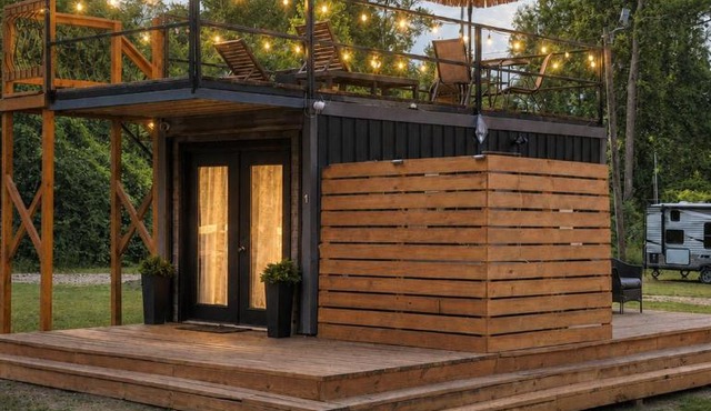 Cozy Rooftop Container with Hot Tub - 15 min from Franklinton & 19 mins to the Bogue Chitto State Park
