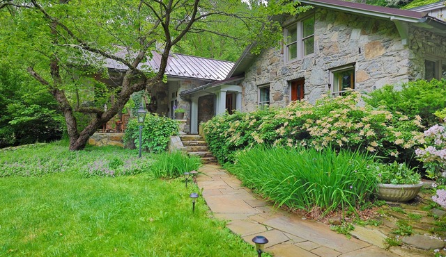 Crab Orchard Estate in Valle Crucis w/Fireplace