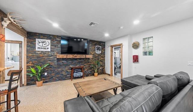 Crews Quarters - Daytona Beach Oceanfront Vacations, Inc