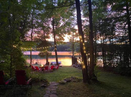 Dawson Loop Inn 3BR Lakefront Chalet Style Cottage