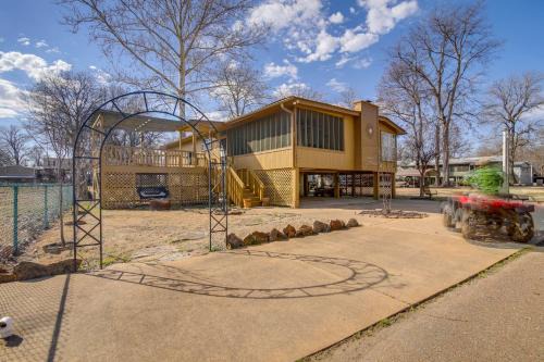 Deck & Fire Pit! Cabin Half-Mi to Tunica Lake