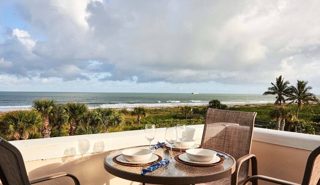 Direct Oceanfront Condo W/Private Balcony, Heated Pool & Hot Tub! ☀️