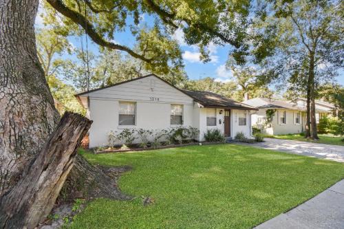 Downtown Jacksonville Retreat | Pet-Friendly with Hot Tub & Backyard Oasis