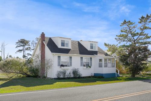 Egret's Walk - Charming Cottage on North Main!
