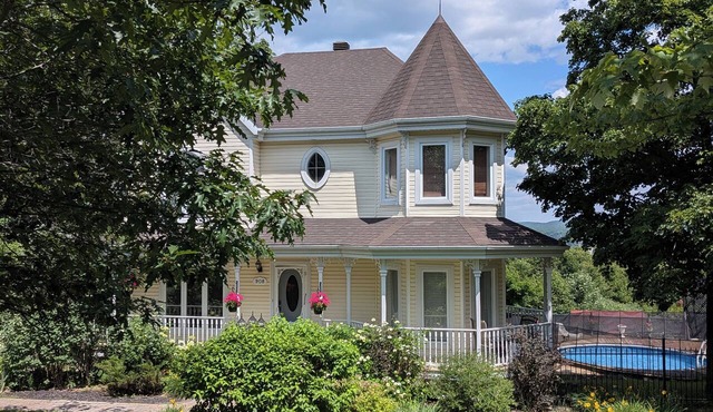 Enjoy the construction holidays near St-Sauveur, close to amenities and major routes! 3-bedroom chalet with an inground pool available only from July 28th to August 3rd, 2026.