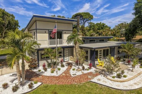 Entire Home | Sleeps 14 | Putt Putt Golf |Canal Views