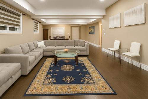 Executive 2BR Lower Suite Private & Spacious Close to USA Border