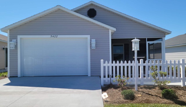 Experience The Villages lifestyle in this beautiful patio villa!