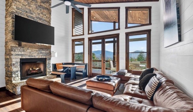Fabulous 3-bedroom chalet with hot tub and year round mtn views! Luxe & modern!