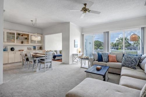 Fairway Breeze - Coastal retreat w pool access