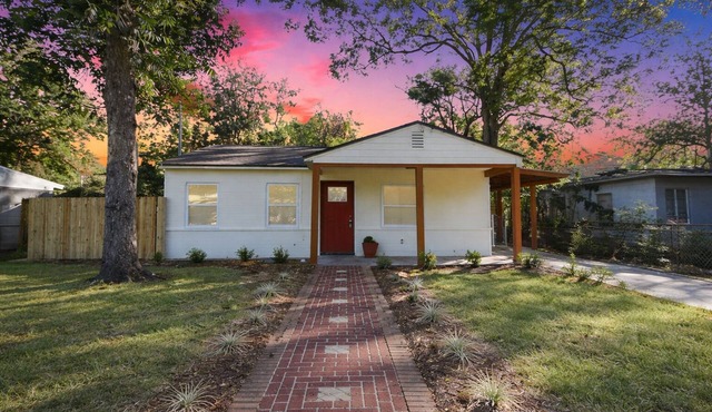 Family Friendly River City Getaway - 2BR with Pool + Spacious Deck, Sleeps 9!