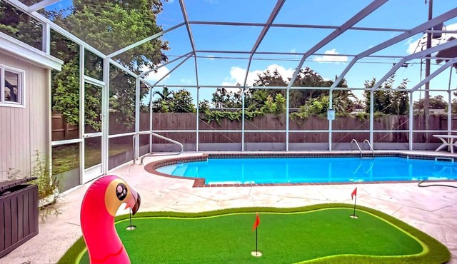 Family Fun House Pool and Mini-Golf Sleep 12
