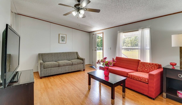 Family Home w/Hot Tub, 5 Mi to Rainbow Springs!